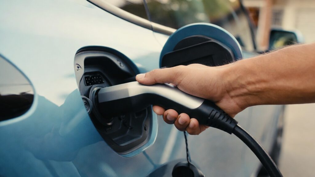 O modelo elétrico da BYD, que custa cerca de 120 mil reais e já domina o mercado nacional, fez montadoras gigantes desistirem da briga por carros populares elétricos no Brasil