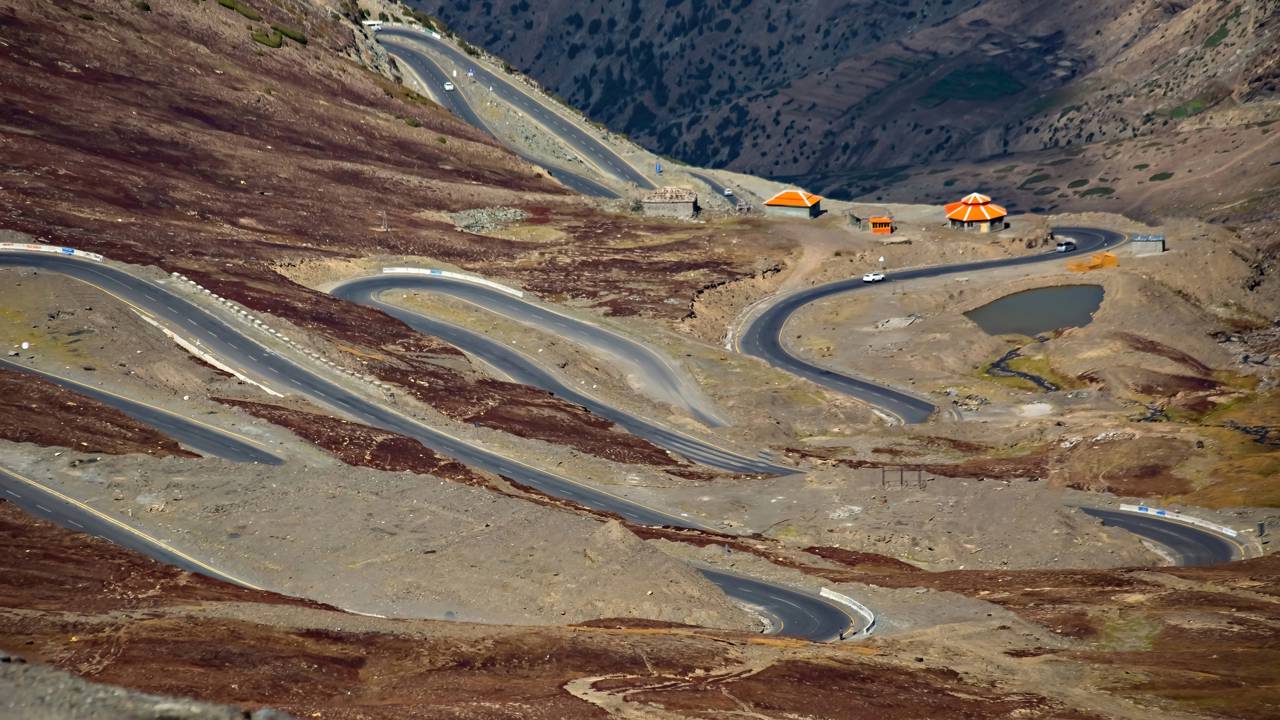 Estrada no Paquistão ganha fama por seus 4.173 metros de altitude, pois o trajeto sinuoso entre picos nevados é o ponto mais alto do vale de Kaghan