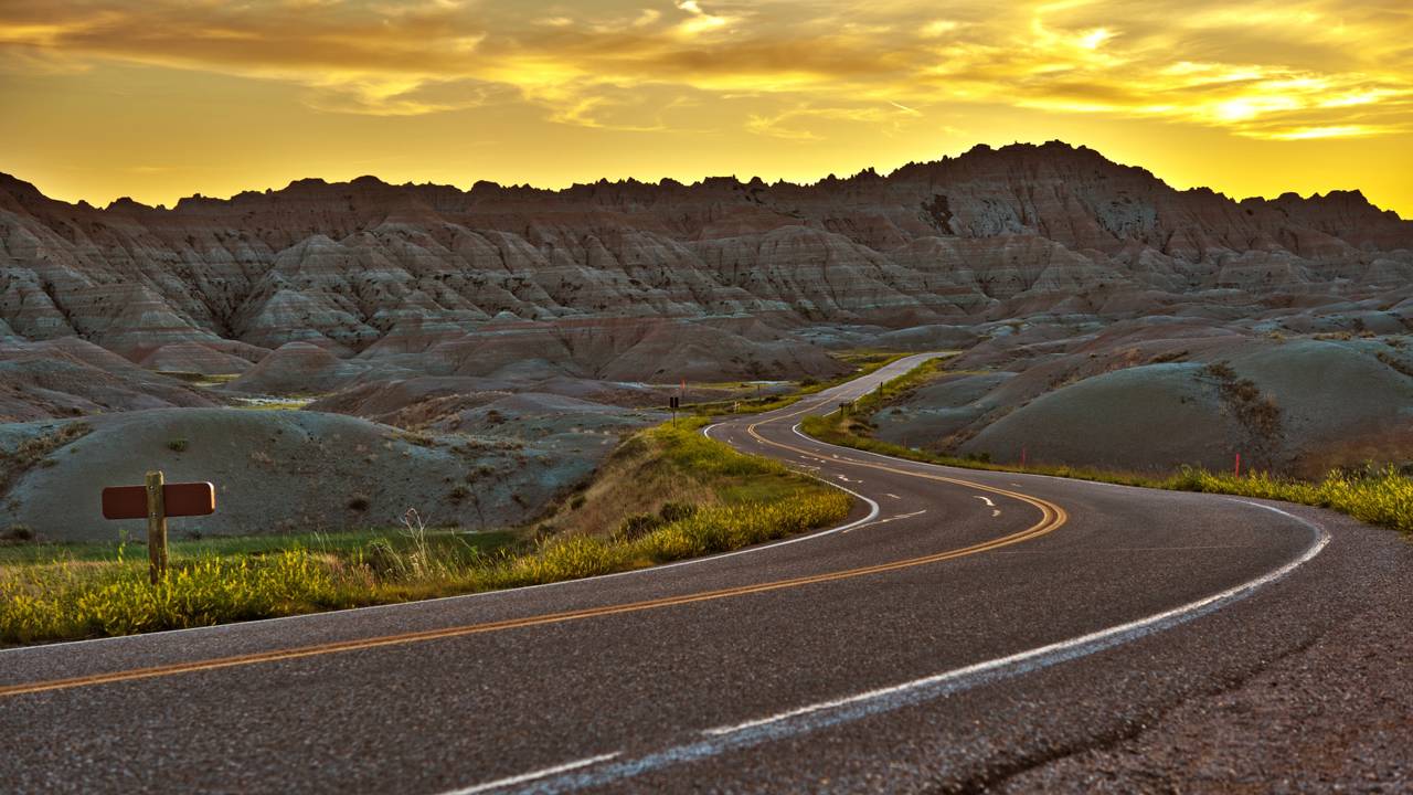 Rodovia nos EUA ganha fama por suas formações, pois seus 50 km de extensão cruzam o deserto de Dakota do Sul, sendo o maior cenário geológico local