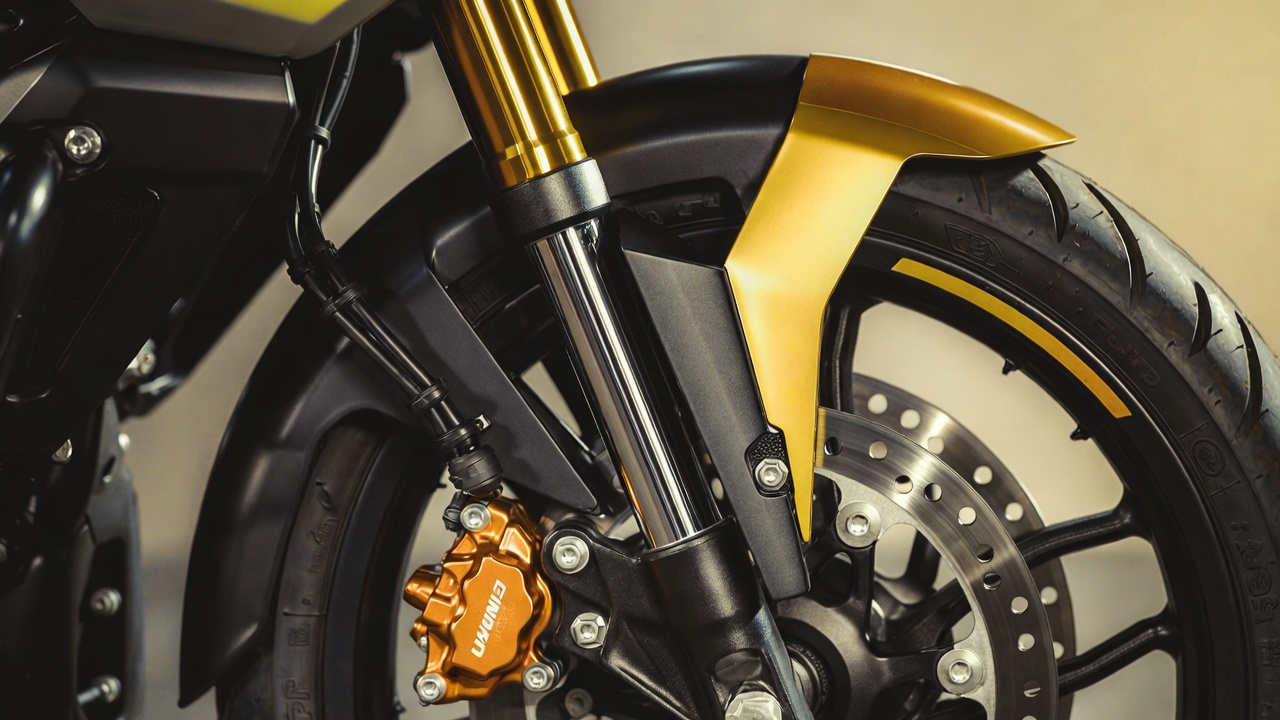 Com motor de 40 cavalos e suspensão invertida, a potente moto estradeira da fabricante indiana desafia as líderes mundiais, entregando tecnologia de ponta por apenas 25 mil reais