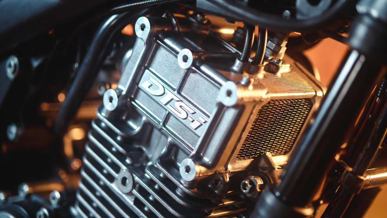 Operando com arrefecimento líquido e suspensão traseira monoshock, a tecnológica street indiana de 24 cavalos supera as motos de 160 cilindradas ao entregar torque de sobra