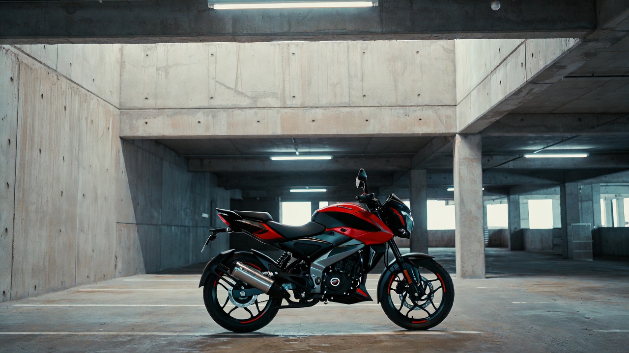 Operando com arrefecimento líquido e suspensão traseira monoshock, a tecnológica street indiana de 24 cavalos supera as motos de 160 cilindradas ao entregar torque de sobra