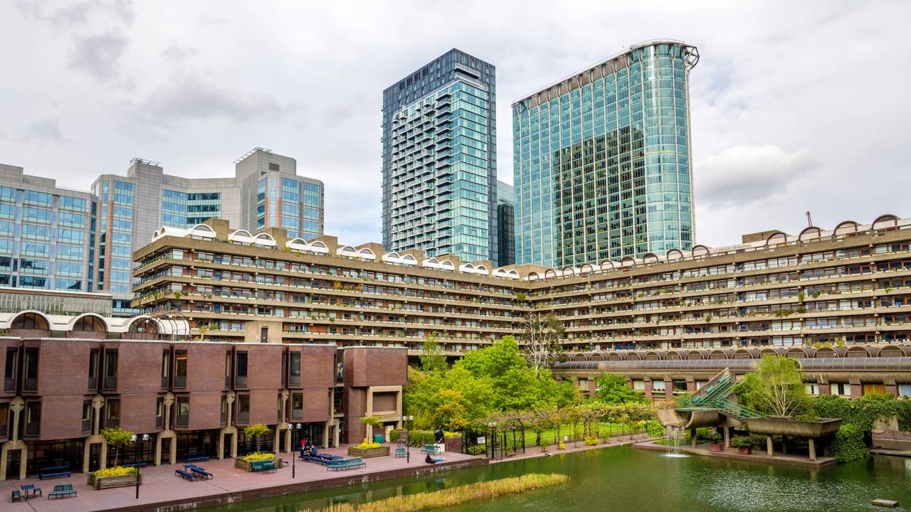Com sua arquitetura brutalista de concreto aparente de 1982, o complexo londrino virou o maior centro de artes e cultura de toda a Europa
