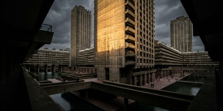 Com sua arquitetura brutalista de concreto aparente de 1982, o complexo londrino virou o maior centro de artes e cultura de toda a Europa