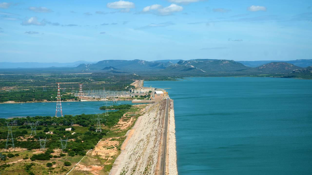 Com um reservatório de 4.214 quilômetros quadrados e 1.050 MW de potência, a barragem de Sobradinho, de 1979, tornou-se o maior espelho de água artificial do Brasil