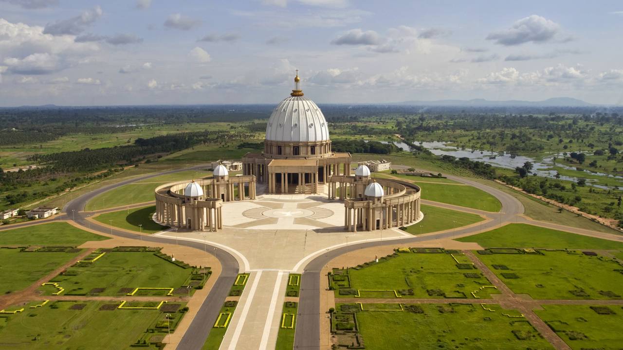 Maior do que a do Vaticano: a igreja monumental construída no meio da selva africana que custou 300 milhões de dólares e tem capacidade para 18 mil pessoas, mas atrai poucos fiéis