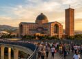 Com torre de 100 metros e 25 milhões de tijolos, a basílica de 1955 tornou-se o segundo maior templo católico do mundo e o coração do Brasil
