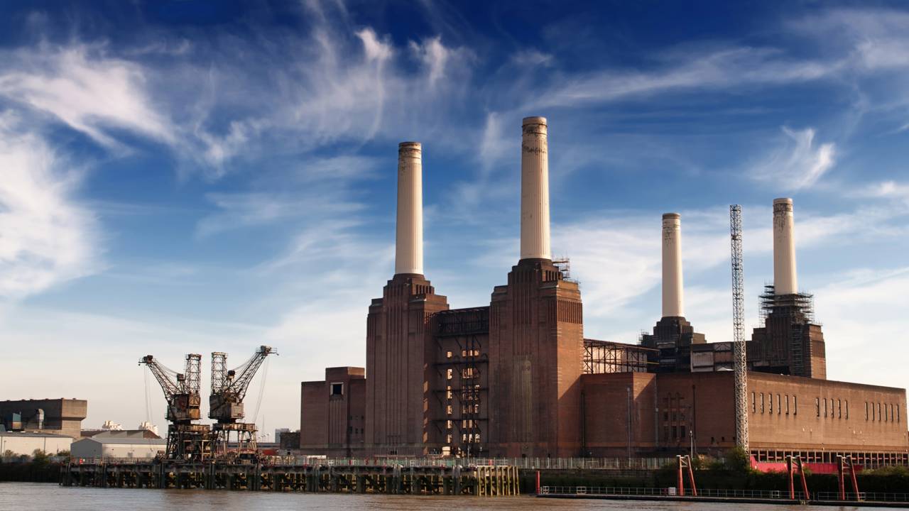 Com suas quatro chaminés de 103 metros e arquitetura Art Déco, a antiga usina de 1929 tornou-se o maior ícone industrial e comercial de toda Londres