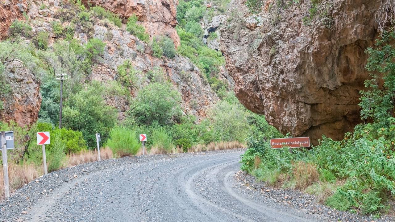 Estrada na África do Sul ganha fama por seus 197 km, pois o trajeto de cascalho atravessa reservas da UNESCO com dezenas de travessias de rios