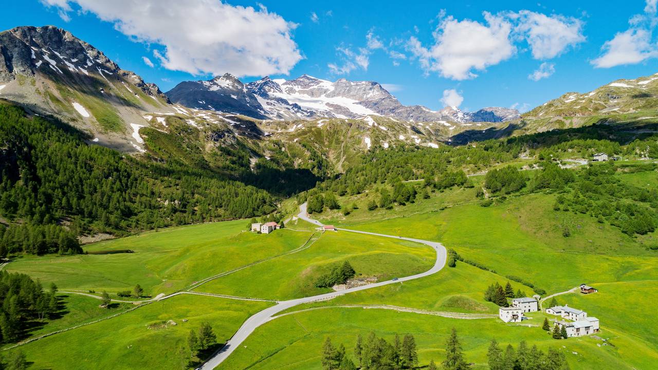 A estrada na Suíça sobe a 2.328 metros de altitude; com vistas para geleiras, a Bernina Pass virou a ligação vital e cênica entre os Alpes e a Itália