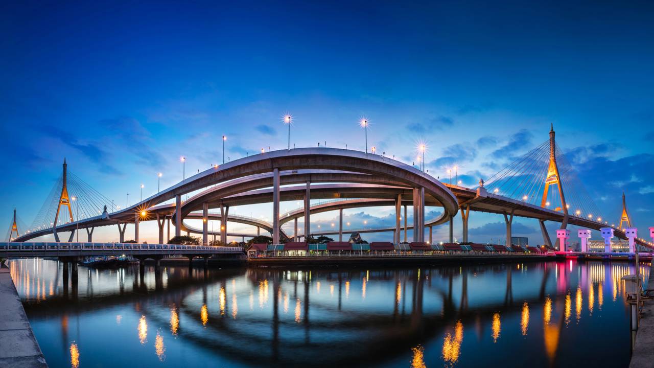 Via expressa na Tailândia ganha fama por seu design, pois suas pontes de 13 km sobre o rio Chao Phraya viraram o marco tecnológico de Bangkok