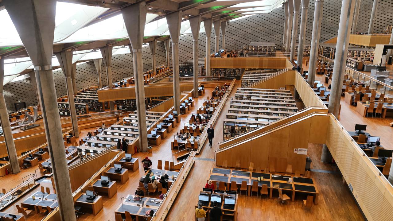 Com sua fachada de granito de 160 metros e 8 milhões de livros, o edifício de 2002 tornou-se a maior biblioteca e o ícone cultural do Egito