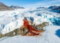 A Cachoeira de Sangue na Antártida verte águas vermelhas ricas em ferro, revelando um ecossistema isolado sob o gelo por dois milhões de anos