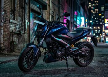 Operando com arrefecimento líquido e suspensão traseira monoshock, a tecnológica street indiana de 24 cavalos supera as motos de 160 cilindradas ao entregar torque de sobra