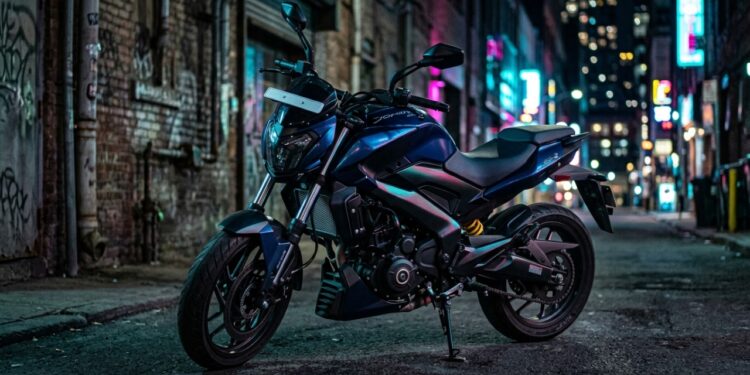 Operando com arrefecimento líquido e suspensão traseira monoshock, a tecnológica street indiana de 24 cavalos supera as motos de 160 cilindradas ao entregar torque de sobra