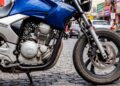 Cruzando impressionantes 560 quilômetros com um único tanque de 14 litros, a robusta moto de 250 cilindradas possui freios a disco nas duas rodas e domina as rodovias