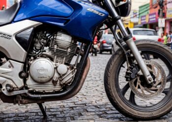 Cruzando impressionantes 560 quilômetros com um único tanque de 14 litros, a robusta moto de 250 cilindradas possui freios a disco nas duas rodas e domina as rodovias