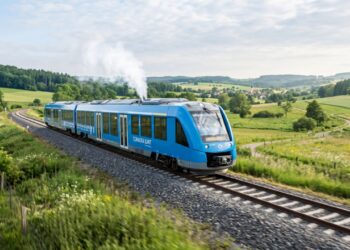O trem que anda mais de mil quilômetros sem parar e solta só vapor puro pelo escapamento