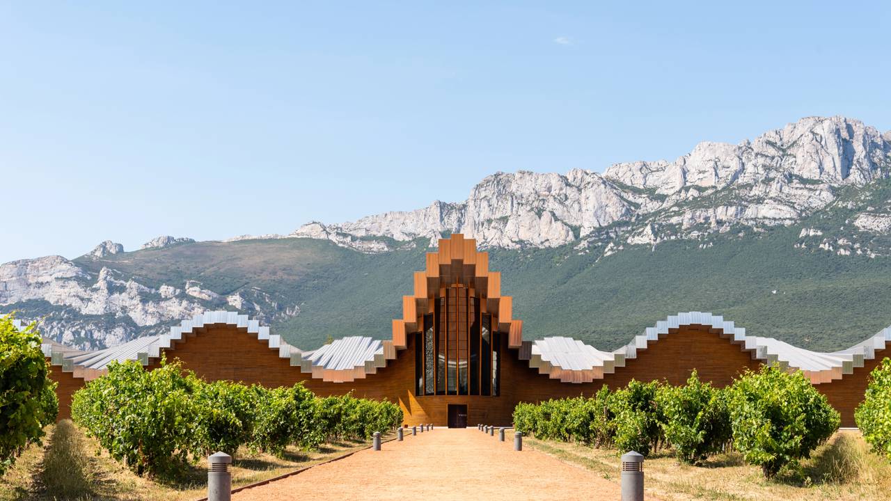 Com seu telhado ondulado de alumínio e cedro de 2001, a estrutura de Santiago Calatrava virou a maior obra de arte vinícola de toda a Espanha