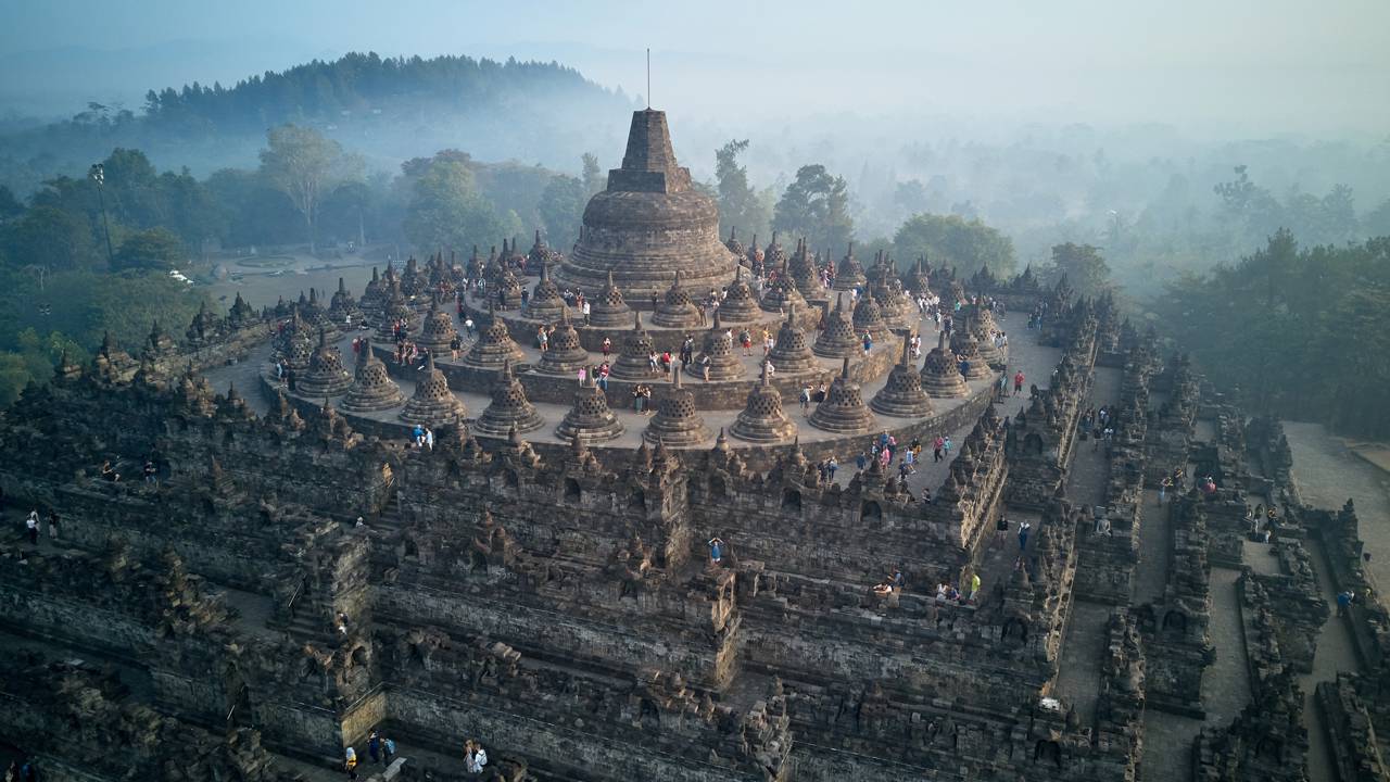 Com 504 estátuas de Buda e 2.672 painéis de relevo, o templo de Borobudur, do século IX, tornou-se o maior monumento budista de todo o planeta