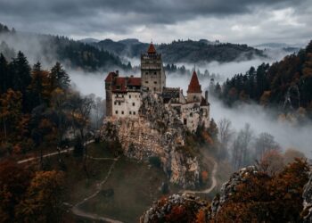 Com suas torres medievais de 1377 e situado sobre um rochedo, o castelo na Transilvânia tornou-se a maior lenda do mundo e a fortaleza de Drácula