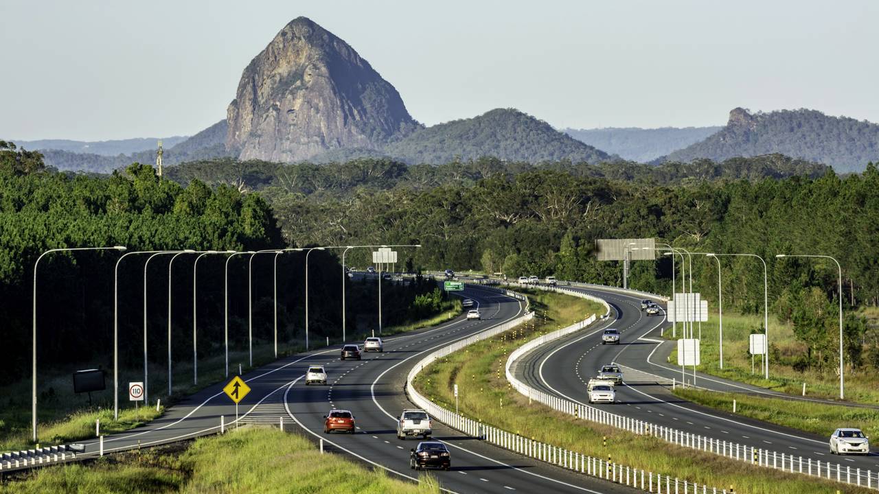 Rodovia na Austrália ganha fama por seus 1.670 km de extensão, pois o trajeto litorâneo de Queensland virou o eixo vital e mais movimentado do leste