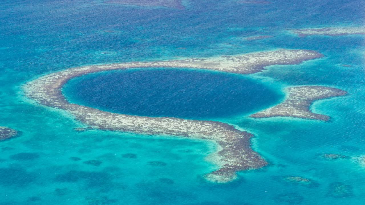O colossal Buraco Azul de Belize possui 300 metros de diâmetro e abriga estalactites raras, sendo o maior sumidouro marinho de todo o planeta