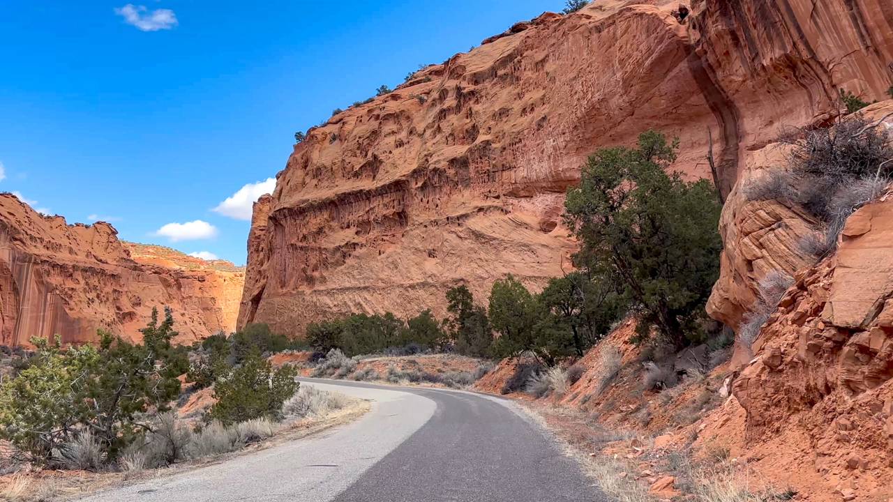 Estrada em Utah ganha fama por suas curvas em zigue-zague, pois o trajeto de 106 km sobe 240 metros entre os paredões de pedra vermelha