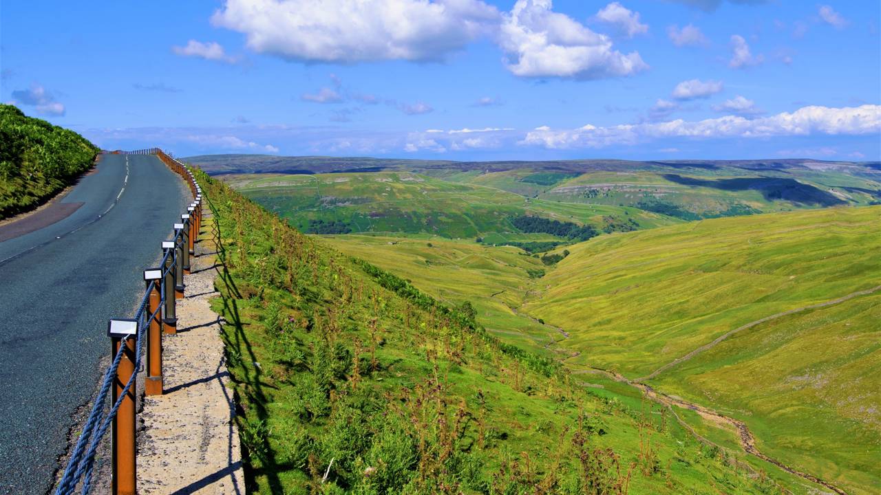 Estrada inglesa ganha fama por seus fossos de calcário, pois o trajeto na Yorkshire Dales atinge 526 metros e é um dos caminhos mais cênicos do Reino Unido