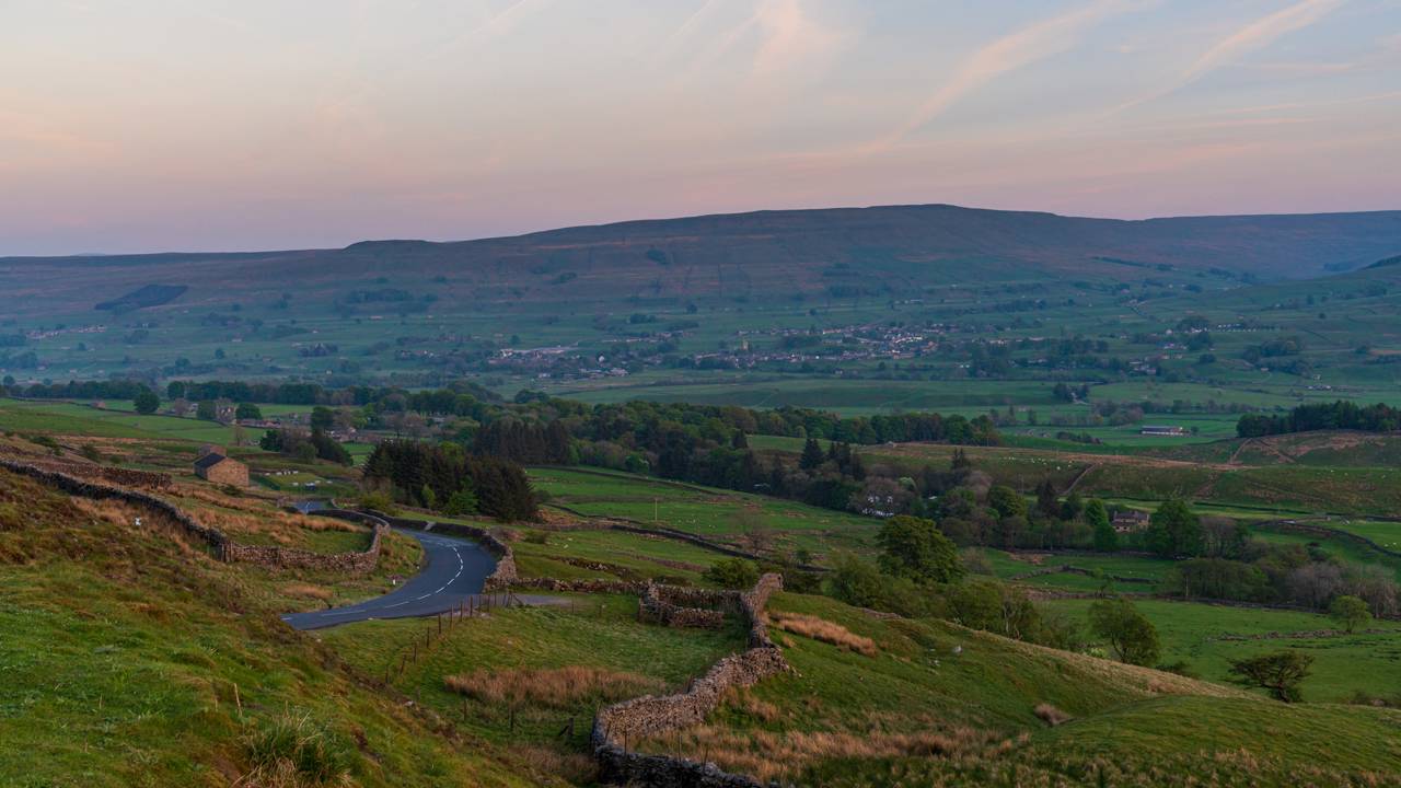 Estrada inglesa ganha fama por seus fossos de 20 metros, pois o trajeto na Yorkshire Dales atinge 526 m, sendo um dos caminhos mais cênicos do país