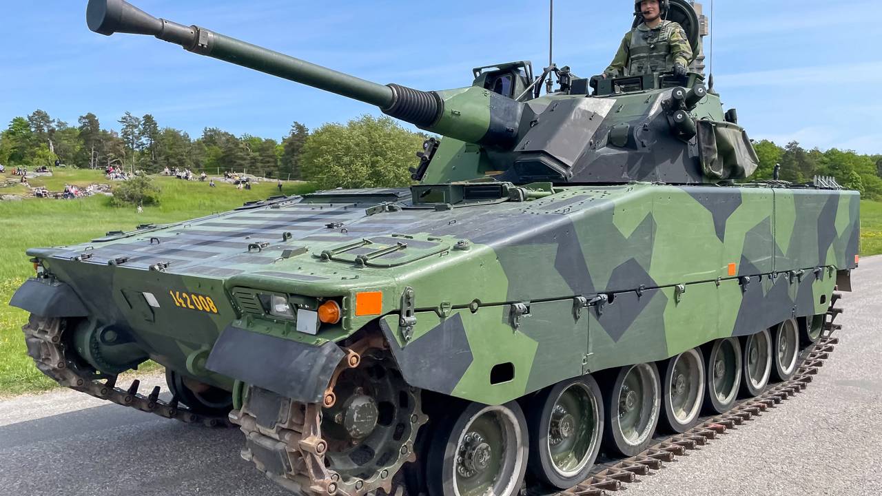 Com chassi projetado para terrenos árticos e canhão de 40mm, o veículo sueco CV90 virou a referência mundial em mobilidade e combate tático