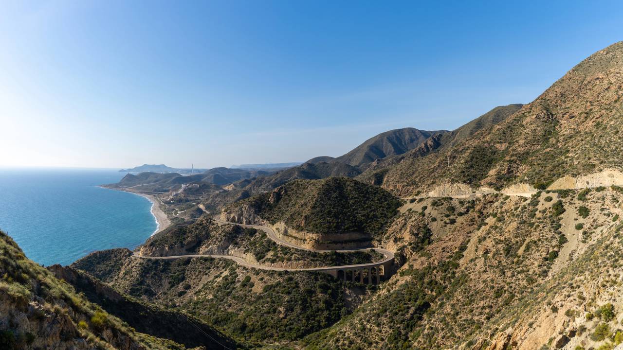 Estrada na Espanha ganha fama por suas falésias vulcânicas, pois seus trechos à beira-mar no Almería cruzam o maior parque natural do Mediterrâneo