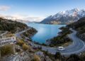 Estrada na Nova Zelândia ganha fama por suas paisagens, pois o trajeto de 46 km margeia o Lago Wakatipu entre montanhas que foram cenários de filmes