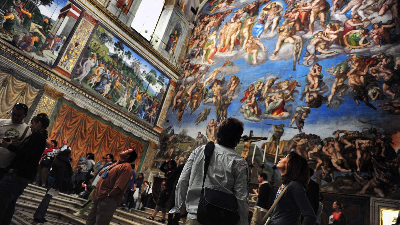 Com seus 40 metros de extensão e afrescos de Michelangelo de 1512, a Capela Sistina tornou-se o maior tesouro da arte renascentista no Vaticano