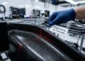 Com chassi de fibra de carbono e usinagem CNC de 5 eixos, a produção de carros de Fórmula 1 atinge a precisão milimétrica em ambientes cirúrgicos