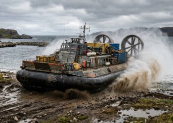 Esse gigante de metal flutua sobre lama, areia e gelo e chega onde nenhum outro veículo de carga consegue ir