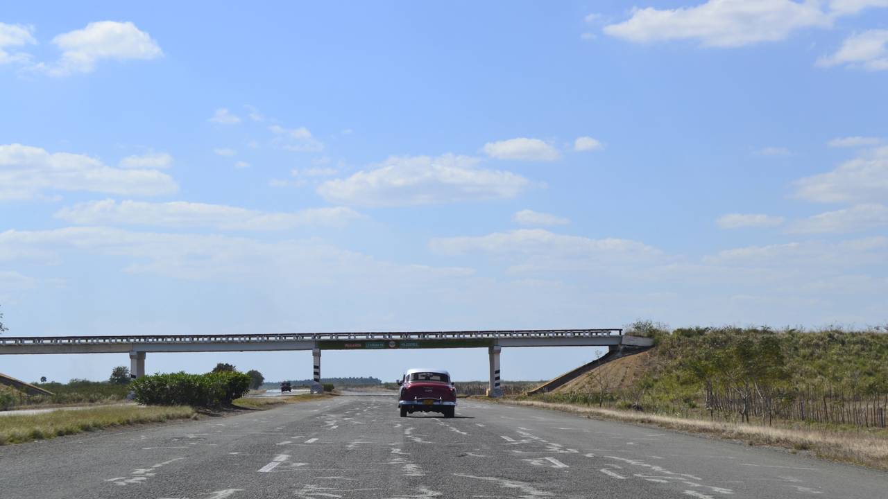 Rodovia em Cuba ganha fama por seus 1.250 km de extensão, pois o trajeto de 1931 une a ilha de ponta a ponta através de cidades históricas