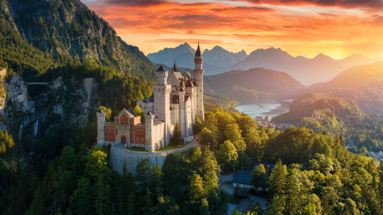 Com suas torres de 65 metros e arquitetura de 1869, o castelo alemão virou o maior símbolo dos contos de fadas e o marco mais visitado da Baviera