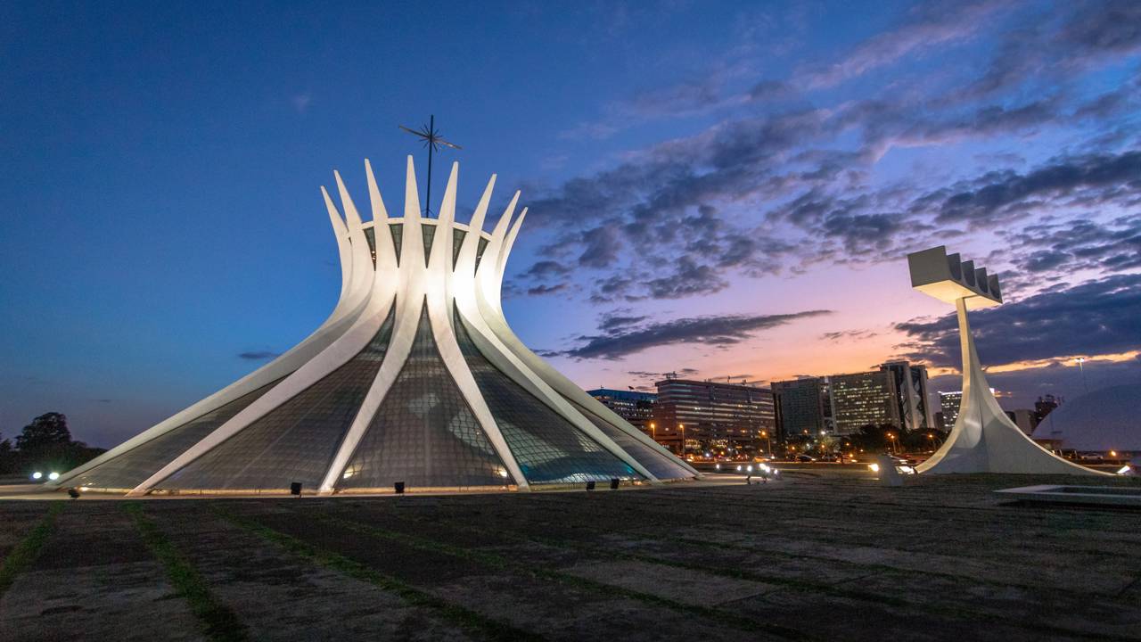 Com 16 colunas de concreto de 90 toneladas cada, a igreja futurista brasileira que esconde um túnel escuro na entrada para causar impacto psicológico