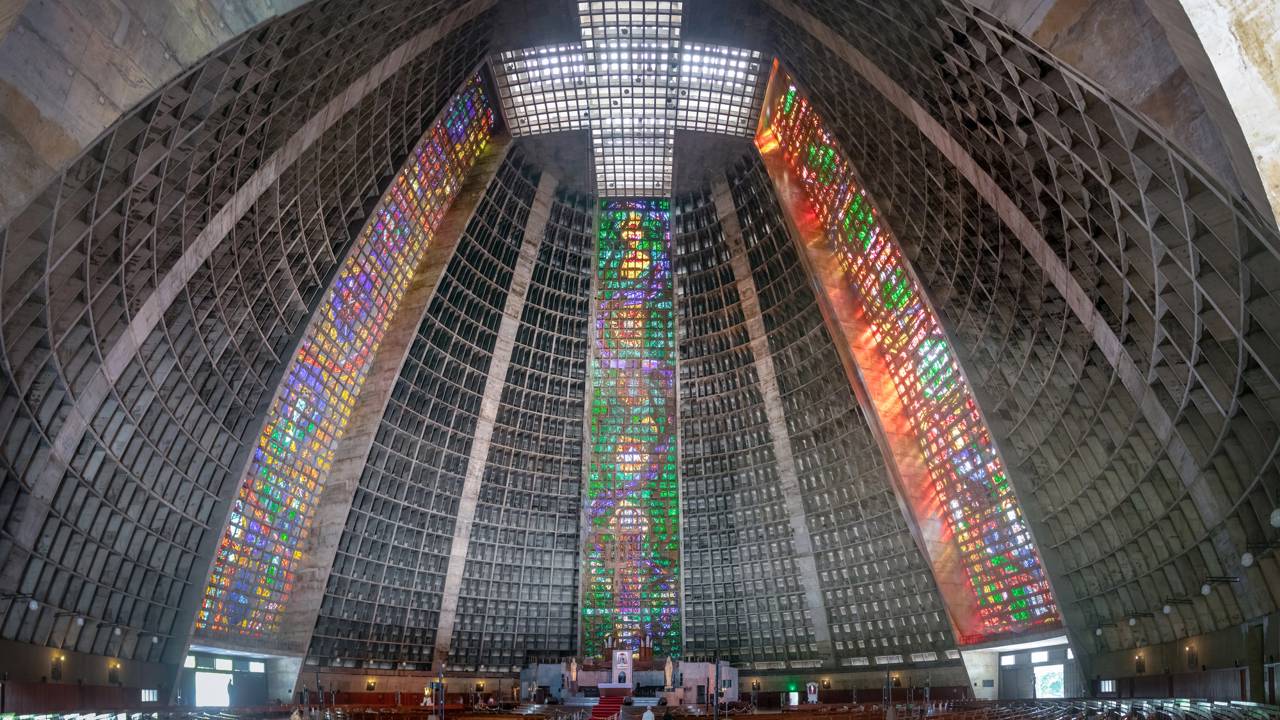 Com 75 metros de altura e formato cônico de 1979, a estrutura modernista virou o maior ícone religioso e arquitetônico do centro do Rio de Janeiro