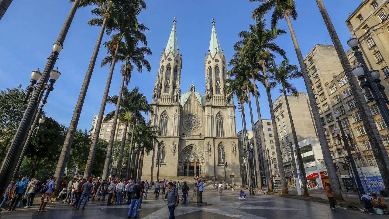 Com torres de 92 metros e cúpula de 30 metros de diâmetro, a basílica de 1913 tornou-se o maior monumento neogótico e símbolo da fé em São Paulo
