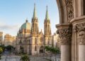 Com torres de 92 metros e cúpula de 30 metros de diâmetro, a basílica de 1913 tornou-se o maior monumento neogótico e símbolo da fé em São Paulo