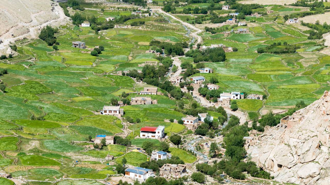 A estrada indiana atinge 5.360 metros de altitude; situada em Ladakh, a Chang La é a terceira passagem motorizada mais alta de todo o planeta