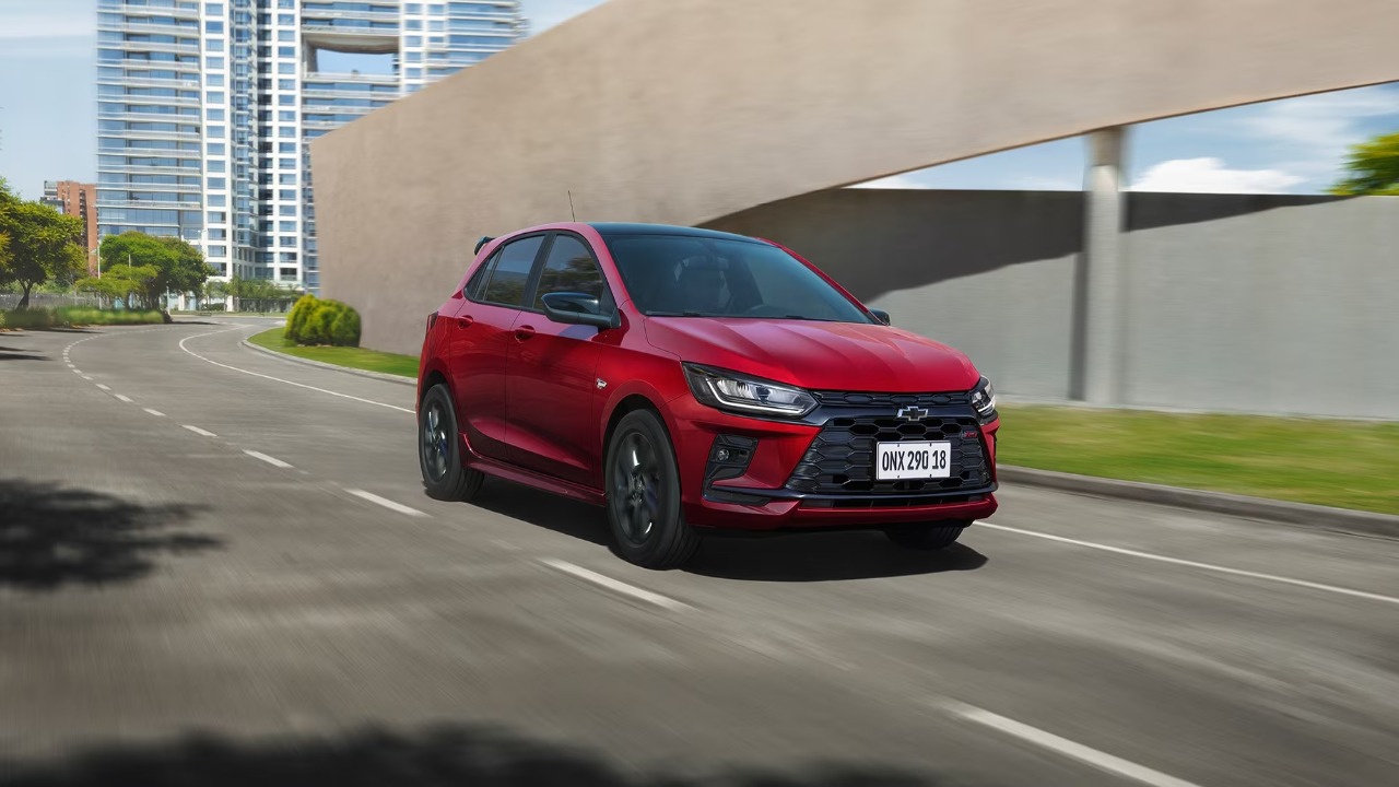 Baixo consumo rodoviário destaca o Chevrolet Onix, que atinge 16,6 km por litro na estrada e oferece porta-malas de 275 litros para quem precisa de eficiência em percursos longos