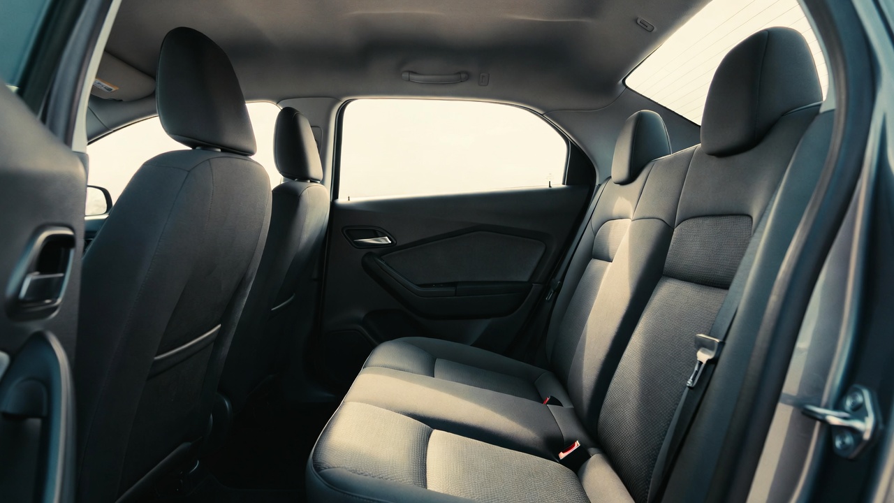 Alcançando cerca de 450 quilômetros com um único tanque de 14 litros, a nova moto aventureira de 300 cilindradas encara qualquer terreno com facilidade graças à suspensão elevada de 245 milímetros