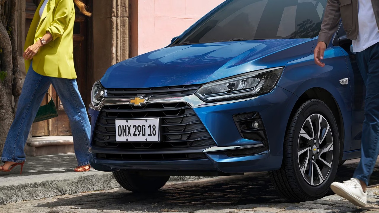 Baixo consumo rodoviário destaca o Chevrolet Onix, que atinge 16,6 km por litro na estrada e oferece porta-malas de 275 litros para quem precisa de eficiência em percursos longos