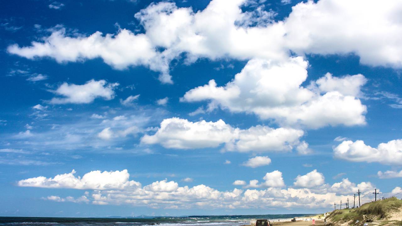 Estrada no Japão ganha fama mundial, pois seus 8 km de areia compacta permitem dirigir sobre a praia em um trajeto totalmente único no país