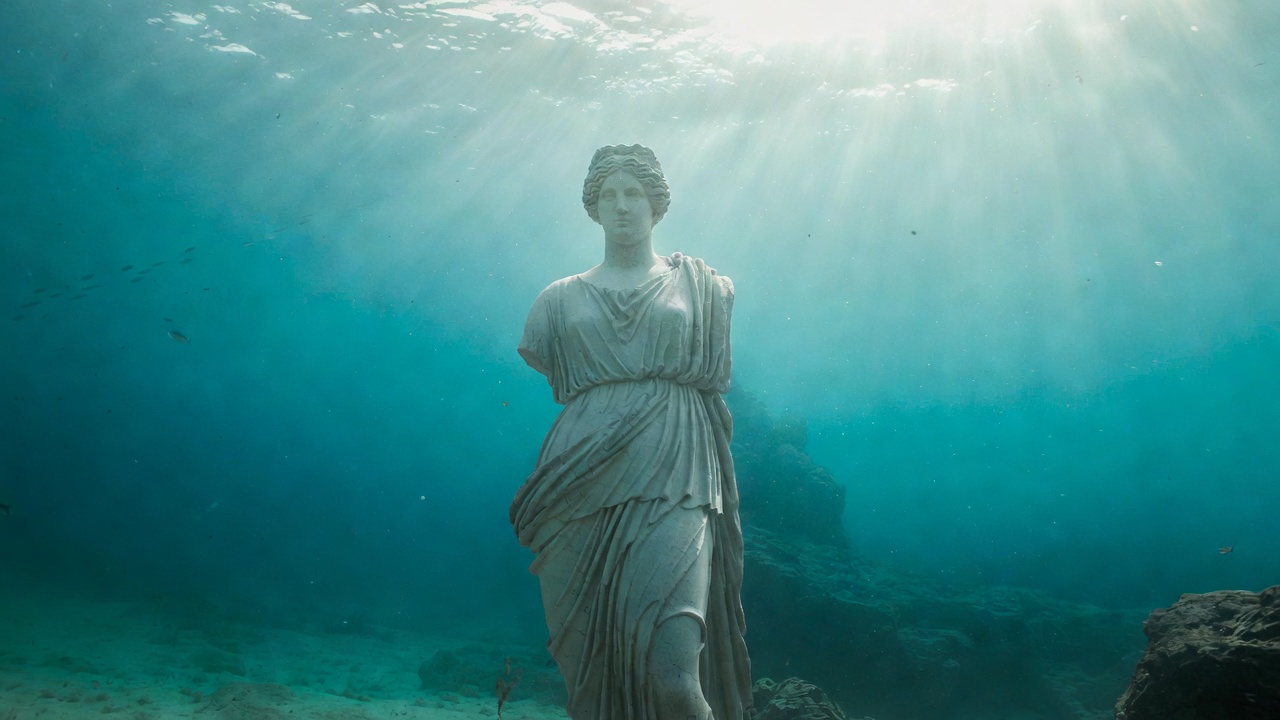 Cidade romana submersa há 1.700 anos no litoral da Itália exibe mosaicos intactos e vilas luxuosas preservadas pelo mar após fenômeno geológico raro no Mediterrâneo