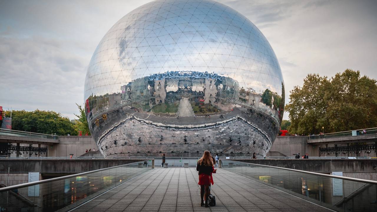 Com uma estrutura de aço de 250 metros de comprimento e um planetário, o complexo de 1986 tornou-se o maior museu de ciências de toda a Europa