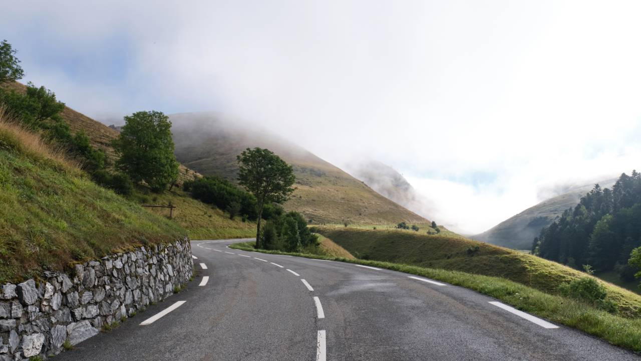 A estrada nos Pirineus franceses sobe a 1.569 metros de altitude; com curvas sinuosas, o Col de Peyresourde virou um marco histórico do Tour de France